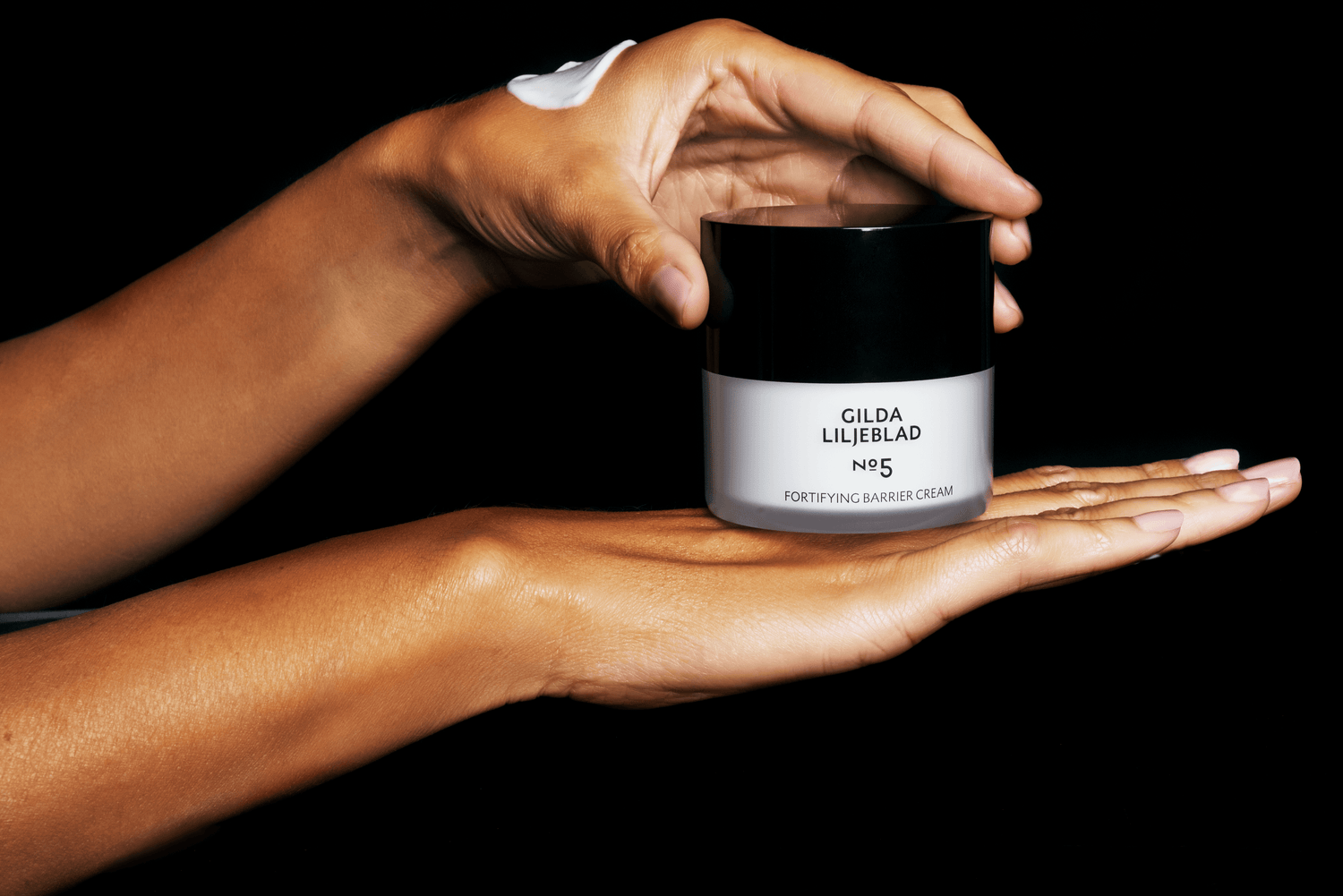 Ruka drží krém Gilda Liljeblad N5, zaměřený na péči o pleť a prevenci vrásek
