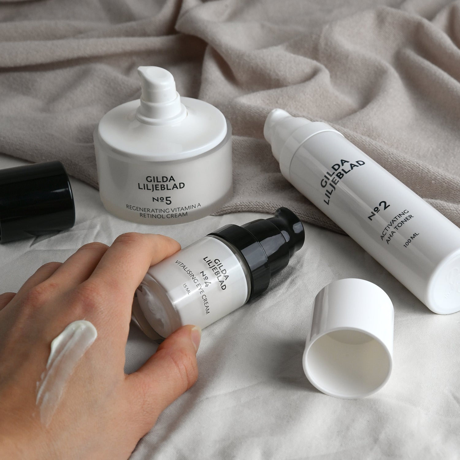 Švédská kosmetika skandinávská péče: Různé produkty pro pleť s viditelným zjemněním a regenerací.