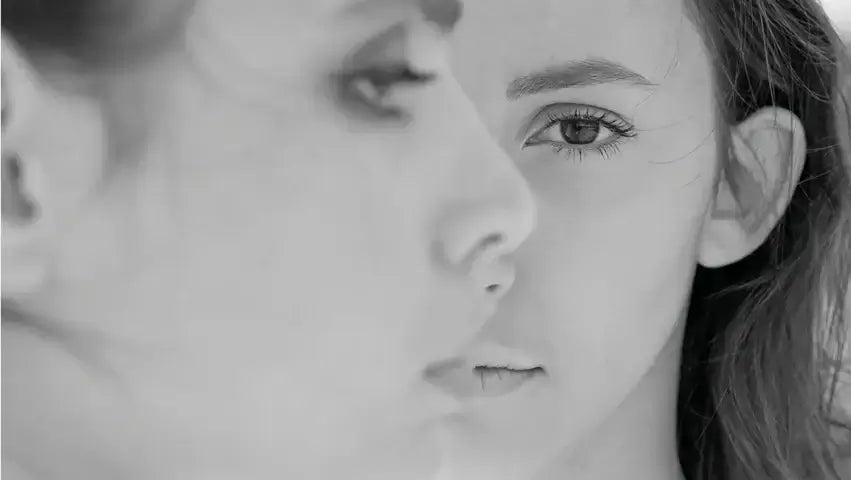 Portrét žen se zaměřením na výrazy obličeje, stárnutí pleti po 40 jako téma.