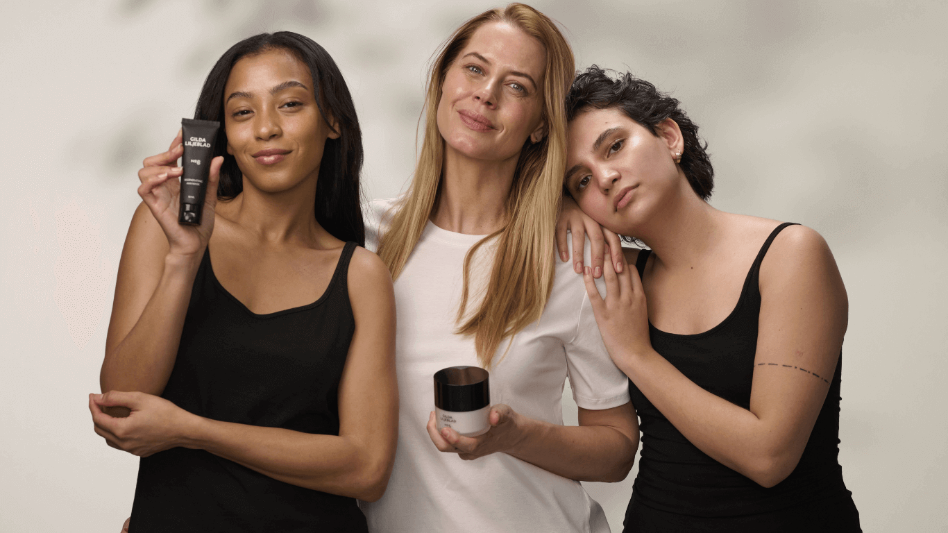 Jak zpomalit stárnutí pleti přirozeně a udržet ji mladou déle - ženy používající přírodní kosmetiku.